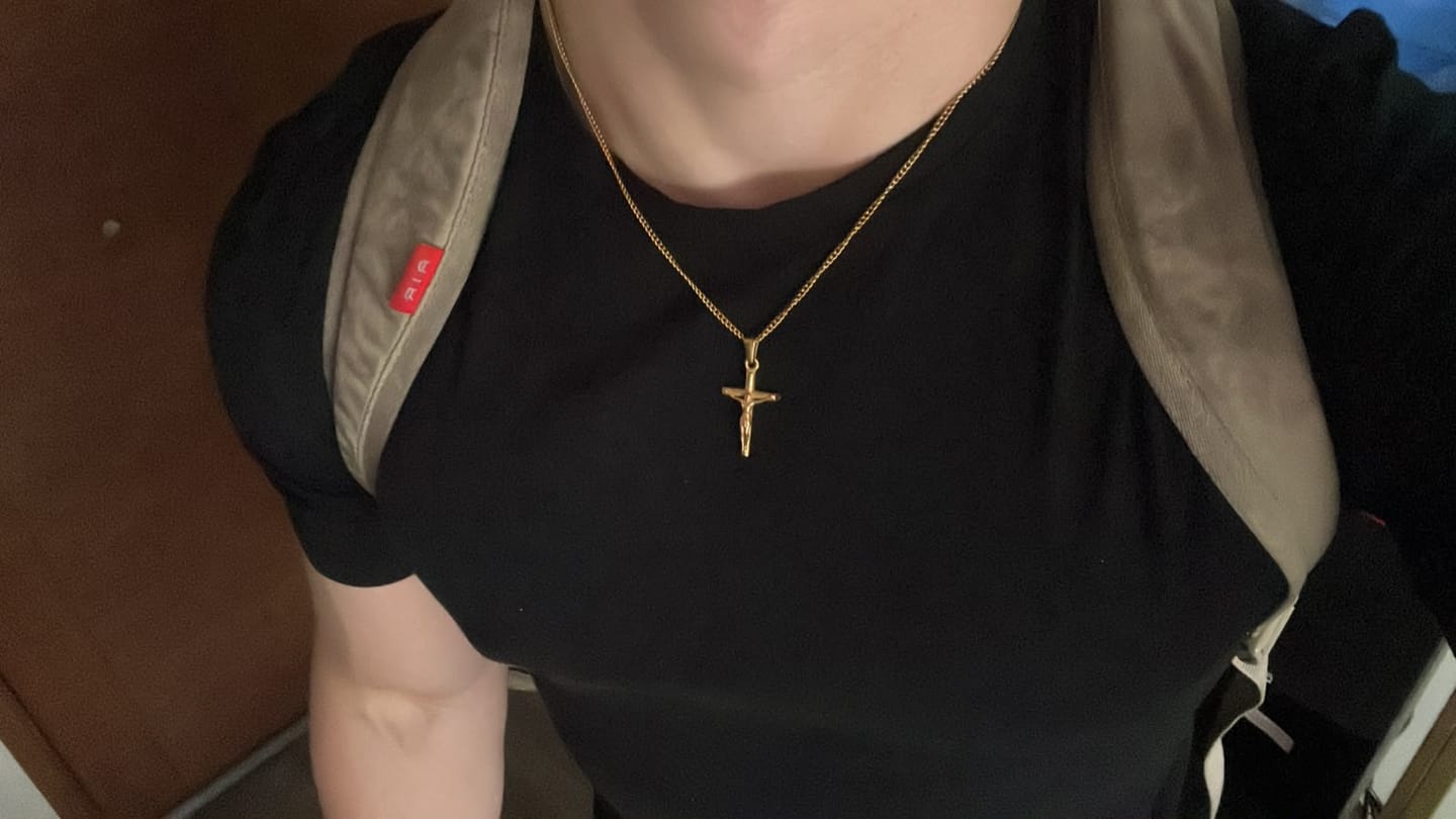 Customer photo review of Cross Minimal Pendant Oro