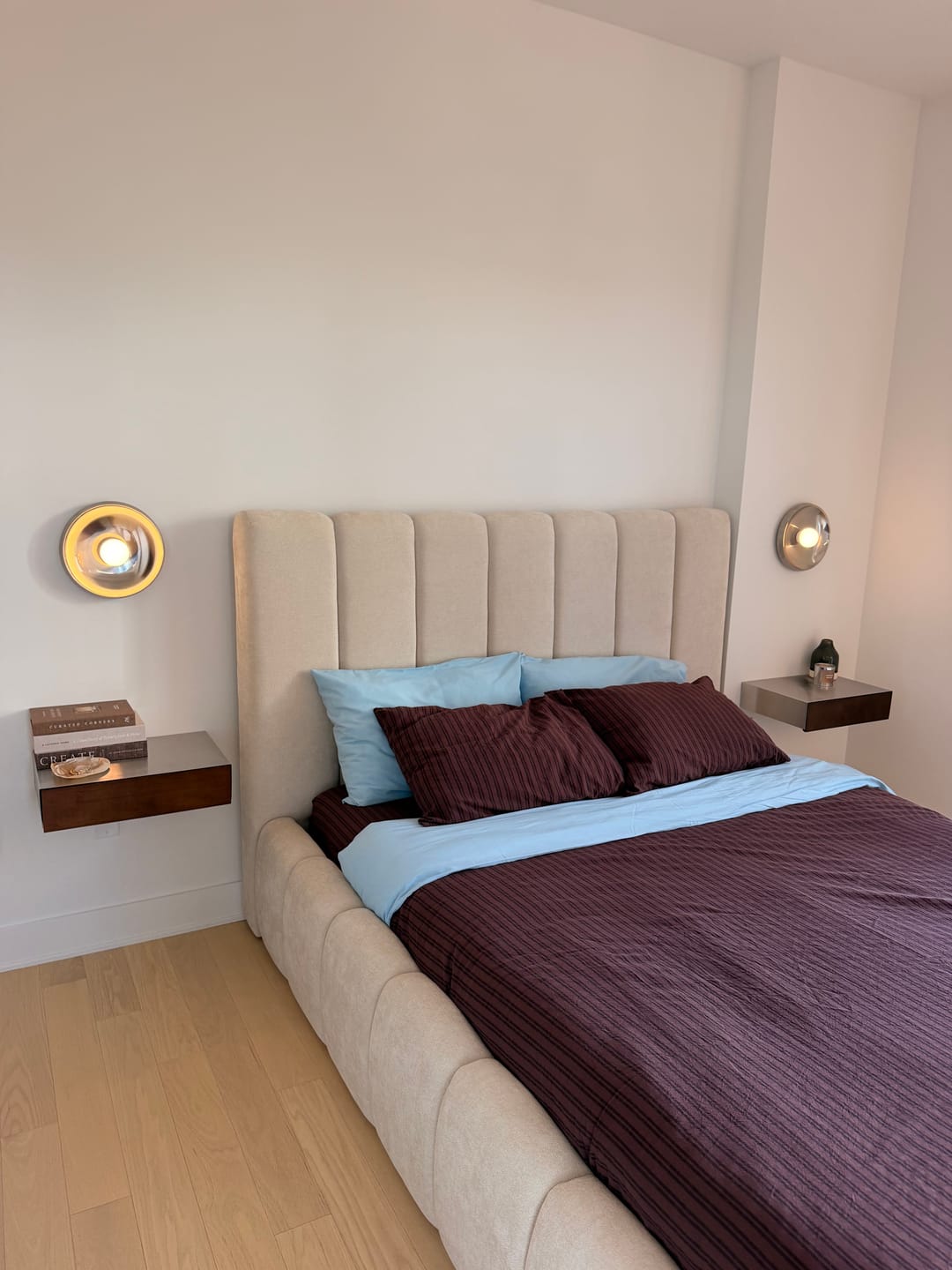 Customer photo review of MONTERO - Base de lit rembourrée contemporaine beige sable