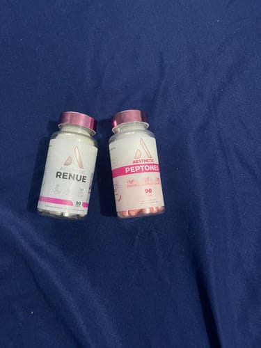 Customer's Kit Belleza y Firmeza, featuring two bottles of Aesthetic RENUE and Aesthetic Peptones on a blue surface.