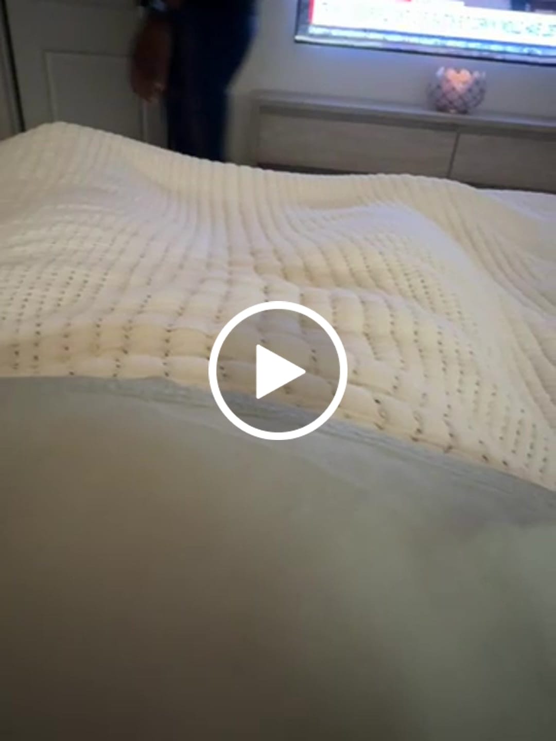 Customer video review of MarshMellow Comforter