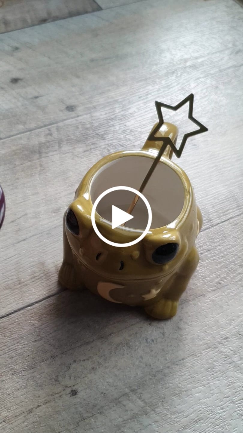Customer video review of Tasse magische Kröte – Keramiktasse mit Hexenhut und Sternlöffel
