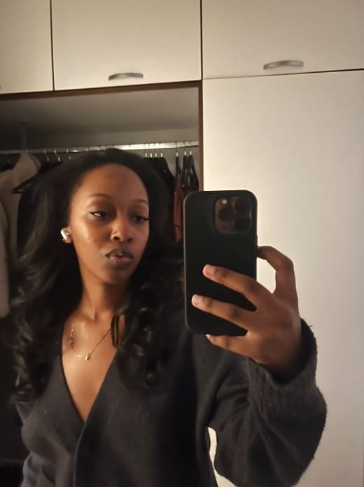 Customer photo review of Wavymy Pre-Styled Butterfly Cut Layer Yaki Straight Natural Wave Wig Beginner Friendly Wig Human Hair Wig 250% Density