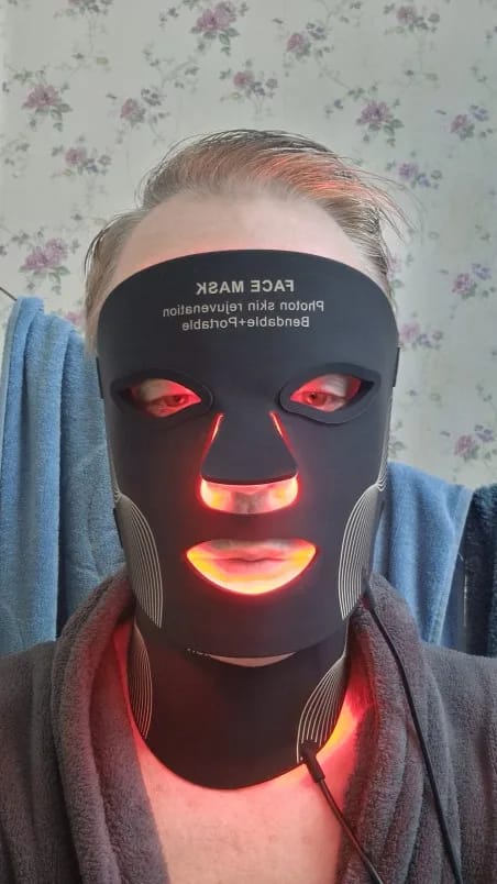 Customer photo review of AQUALYA LumiMask™ LED – Spa-Worthy Skin in 15 Minutes + Firming Cream
