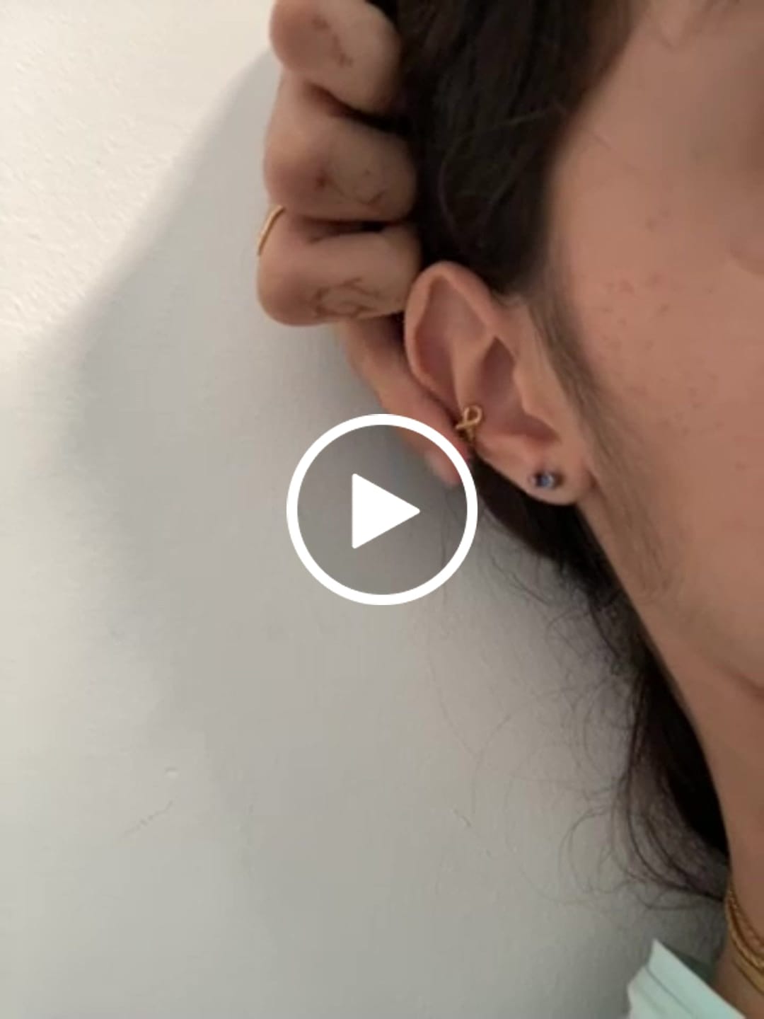 Customer video review of Orbit Ear Cuff | 18K vergoldet