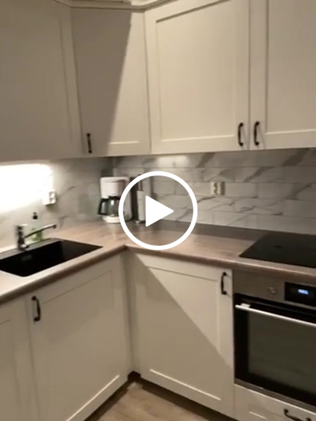 Customer video review of 24-pk Hailey marmor selvklebende veggfliser