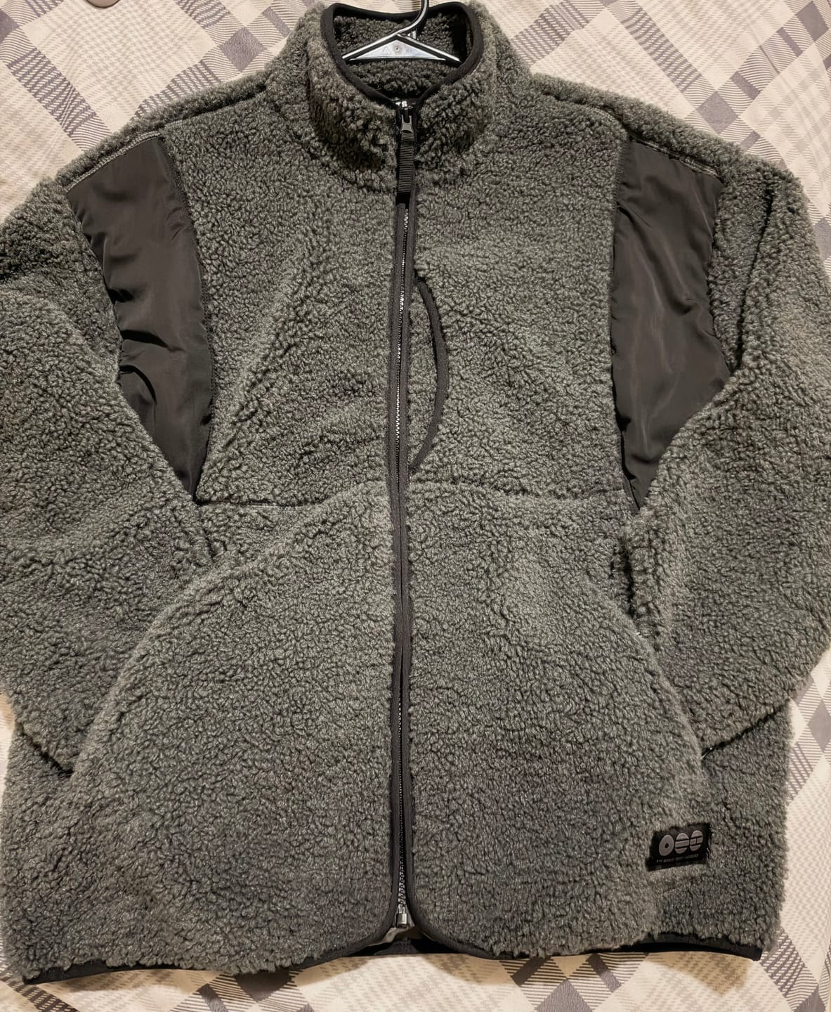 Customer photo review of BTS - ARIRANG WORLD TOUR 2ND DROP OFFICIAL MD FLEECE JACKET (CHARCOAL)