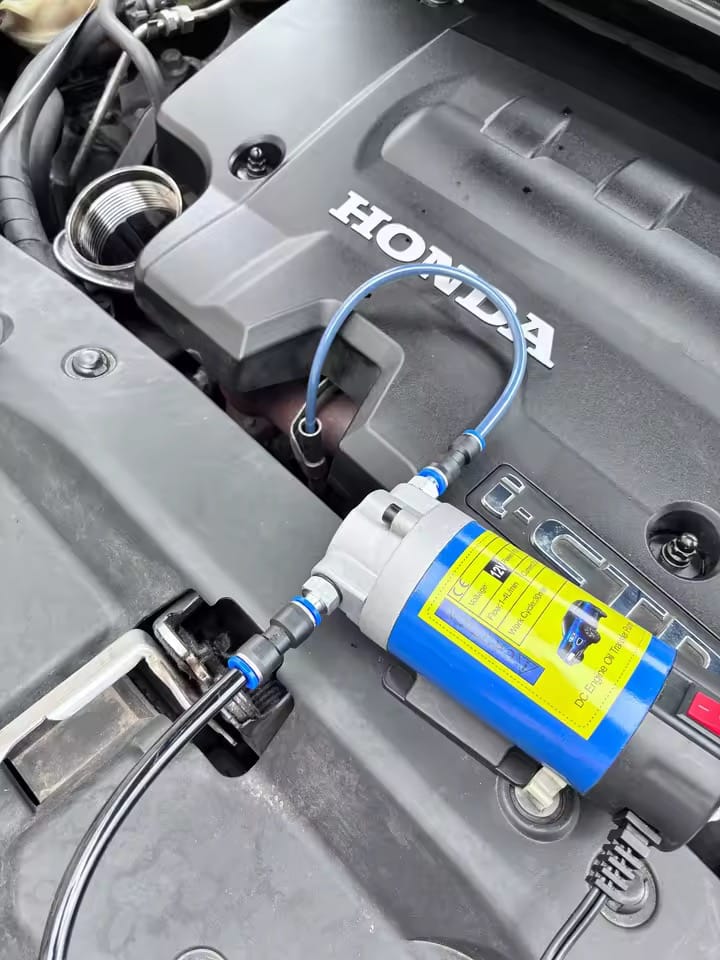 Customer photo review of FuelMover™ OilTransfer - Serva bilen utan oljekladdet!