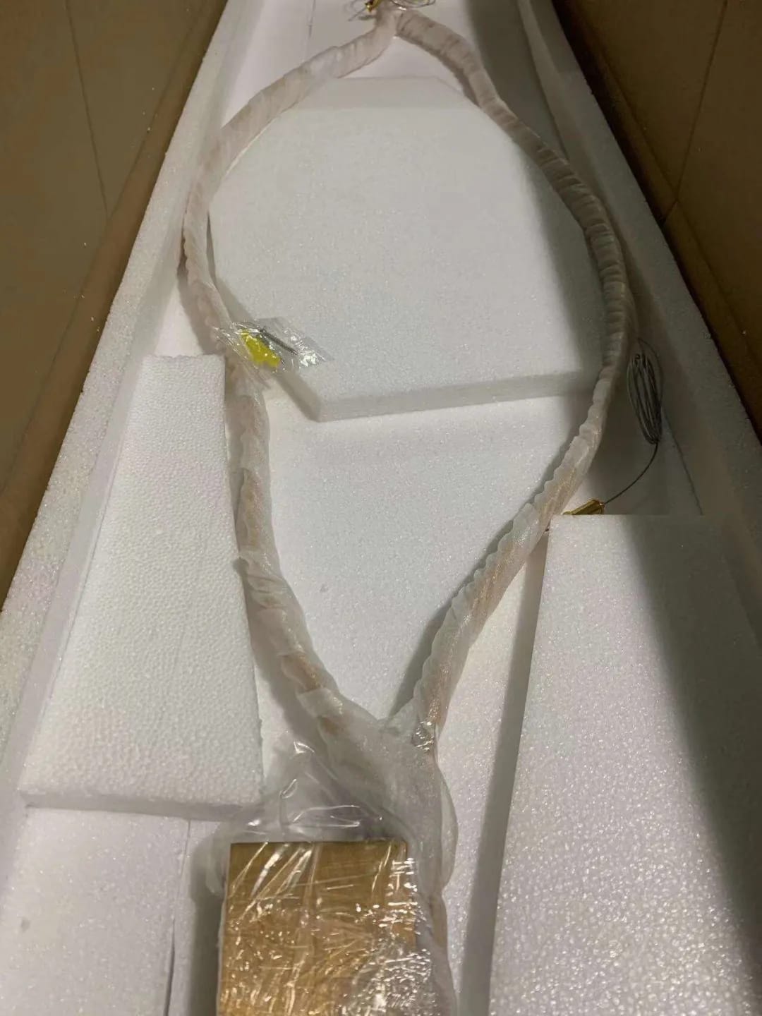 Customer photo review of Linear Chandelier, Wavy LED Loop in Acrylic and Aluminium, 80–140 cm