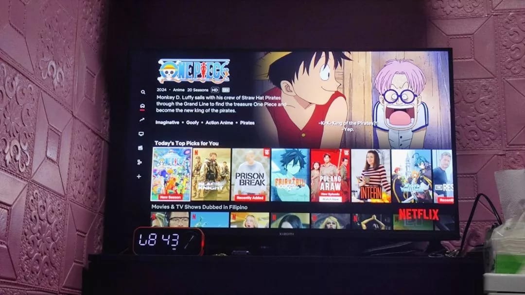 Customer photo review of Google Chromecast with Google TV - Streaming Entertainment with Voice Search - Watch Movies, Shows, and Live TV in 4K HDR Streaming Media Player - Includes Pouch and Cleaning Cloth