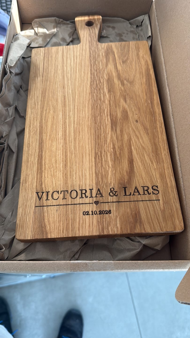 Customer photo review of Personalisiertes Schneidebrett Eiche – Hochzeitsgeschenk mit Gravur Name & Datum