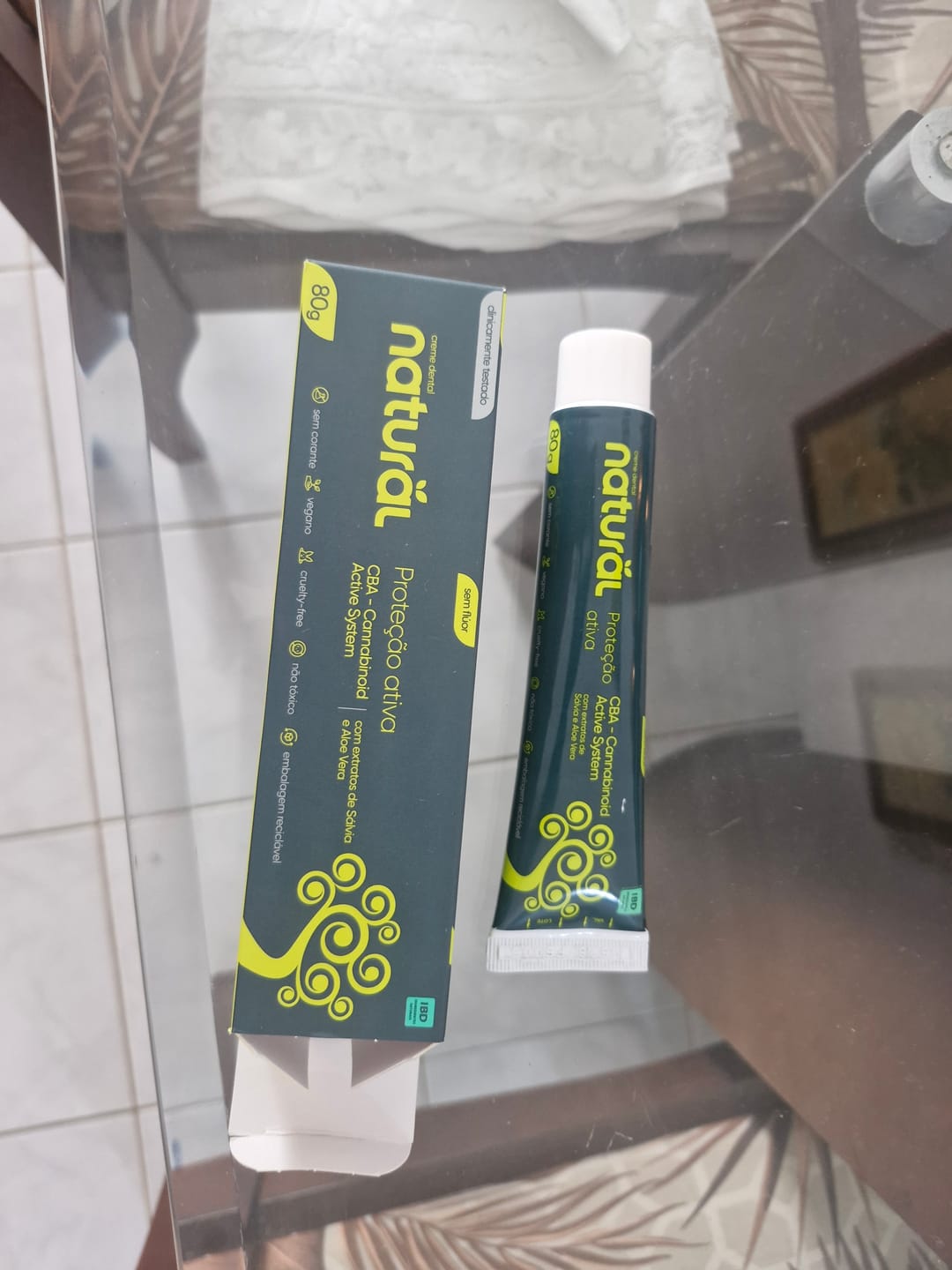 Customer photo review of Creme Dental Natural com Camomila, Melissa e Uva 80g