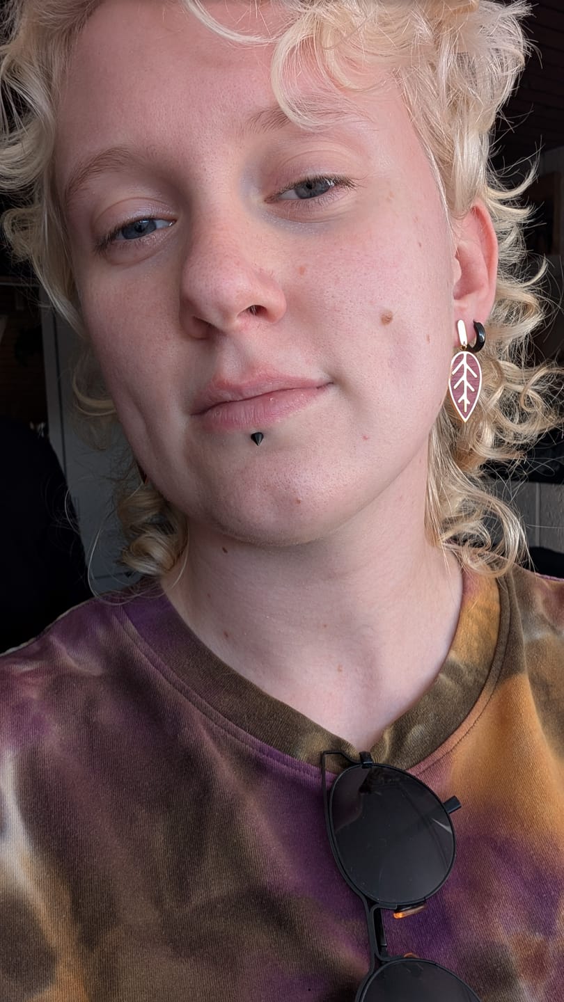 Customer photo review of Leandra Lima Ohrringe (Eiche /  Amaranth / Gold)