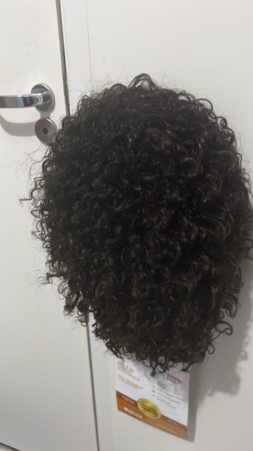 Customer photo review of Peruca Thais Castanho com Luzes Cacheada