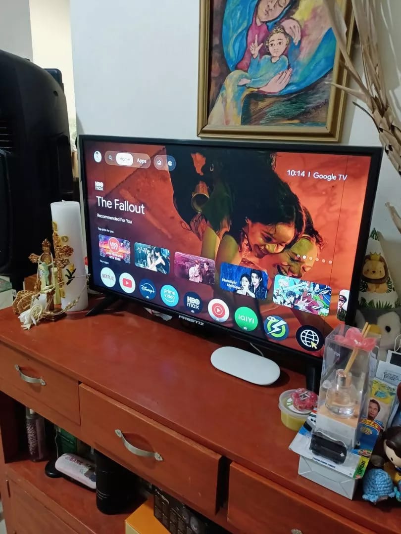Customer photo review of Google Chromecast with Google TV - Streaming Entertainment with Voice Search - Watch Movies, Shows, and Live TV in 4K HDR Streaming Media Player - Includes Pouch and Cleaning Cloth