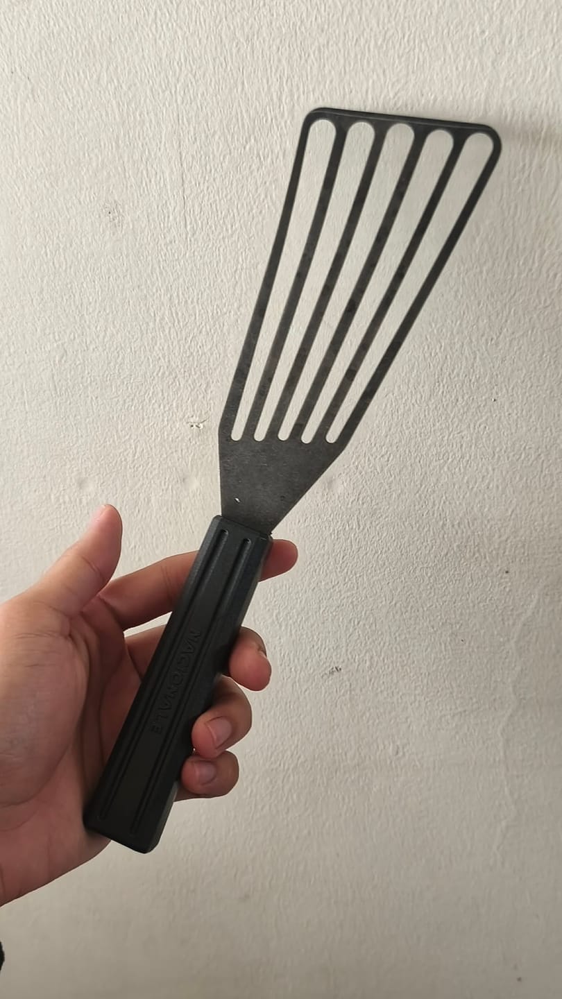 Customer photo review of Nacionale Bladeworks Fish Spatula