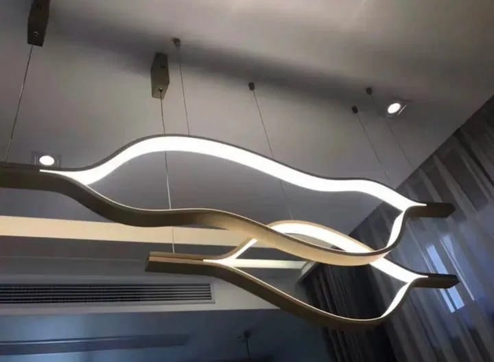 Customer photo review of Linear Chandelier, Wavy LED Loop in Acrylic and Aluminium, 80–140 cm