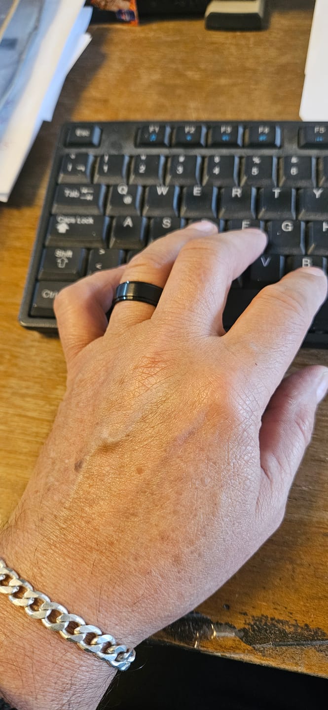 Customer photo review of Anillo Essential Strong Black Carburo de Tungsteno