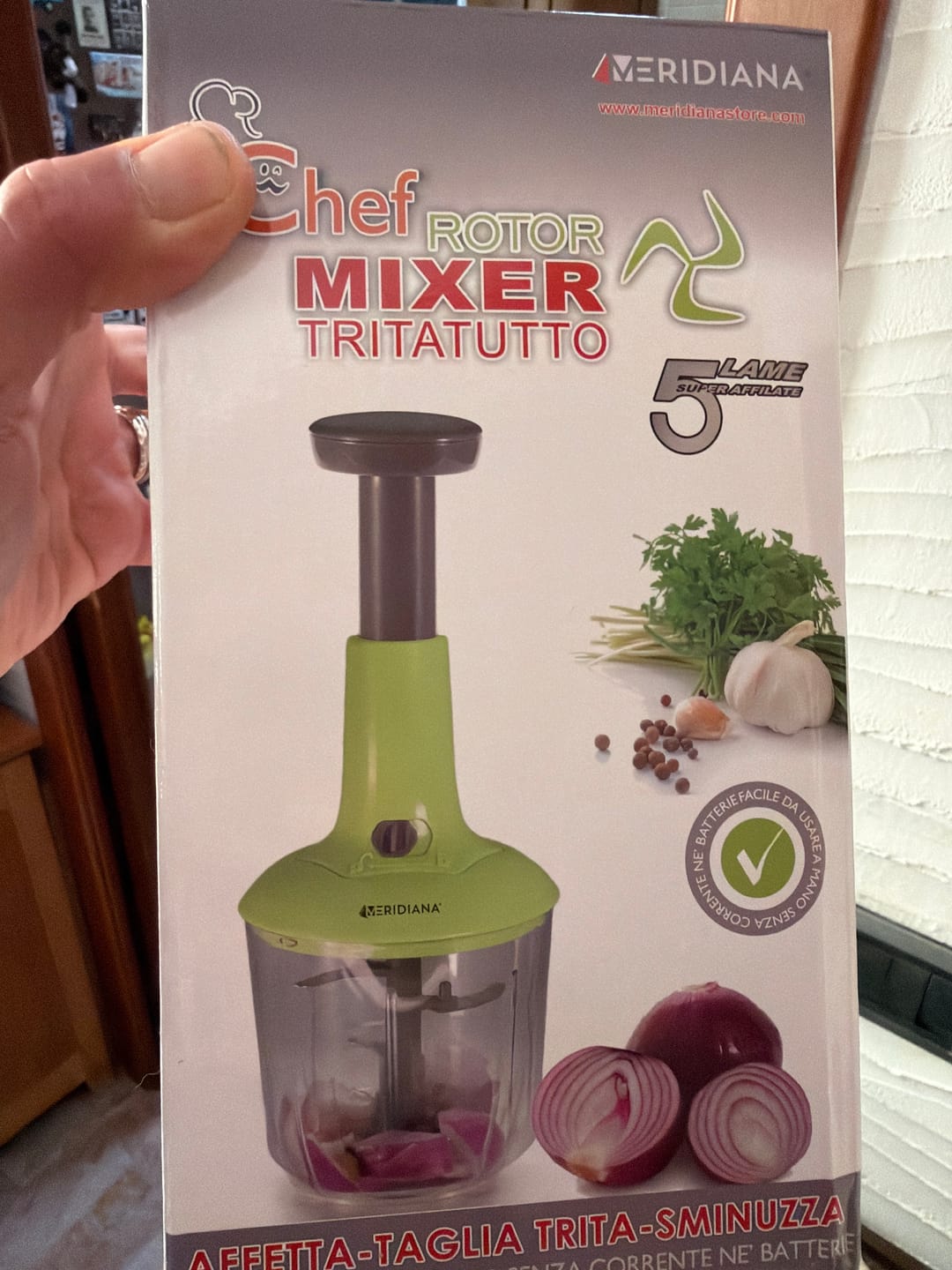 Customer photo review of Mixer Tritatutto Manuale, 5 Lame acciaio Inox, Trita Verdure Manuale, Frullatore Manuale Taglio di Cipolla Manuale Tritaverdure da Cucina, press Chopper, 2 Contenitori 900 + 500 ml