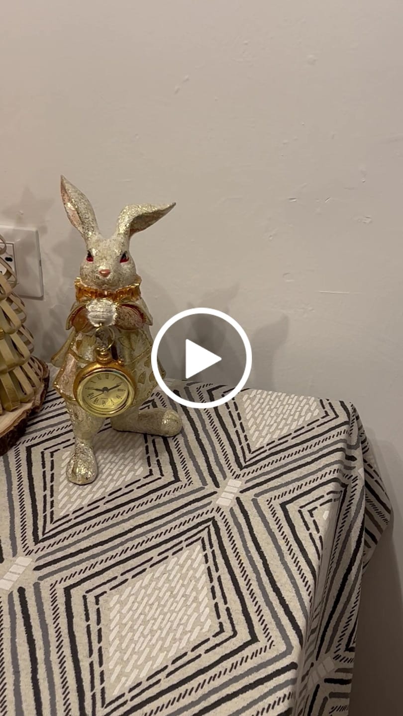 Customer video review of Bianconiglio con Orologio in Resina Bianco e Oro H.24 cm
