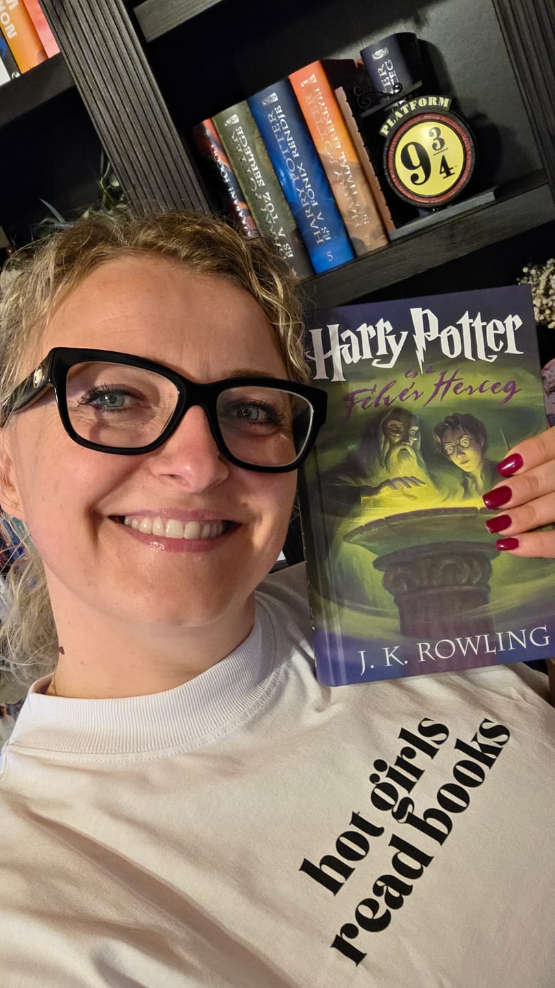 Customer photo review of Oversized T-Shirt "hot girls read books & journal" (Unisex)
