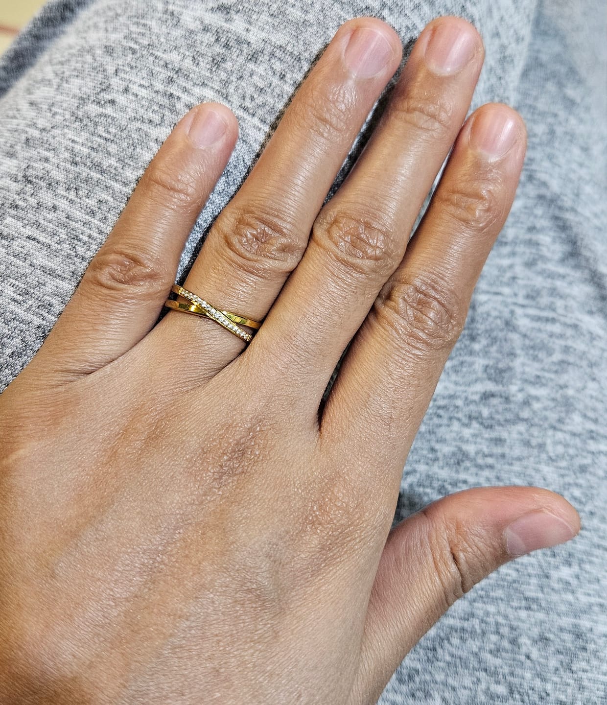 Customer photo review of Cross-Over Stones Lined Twist Ring