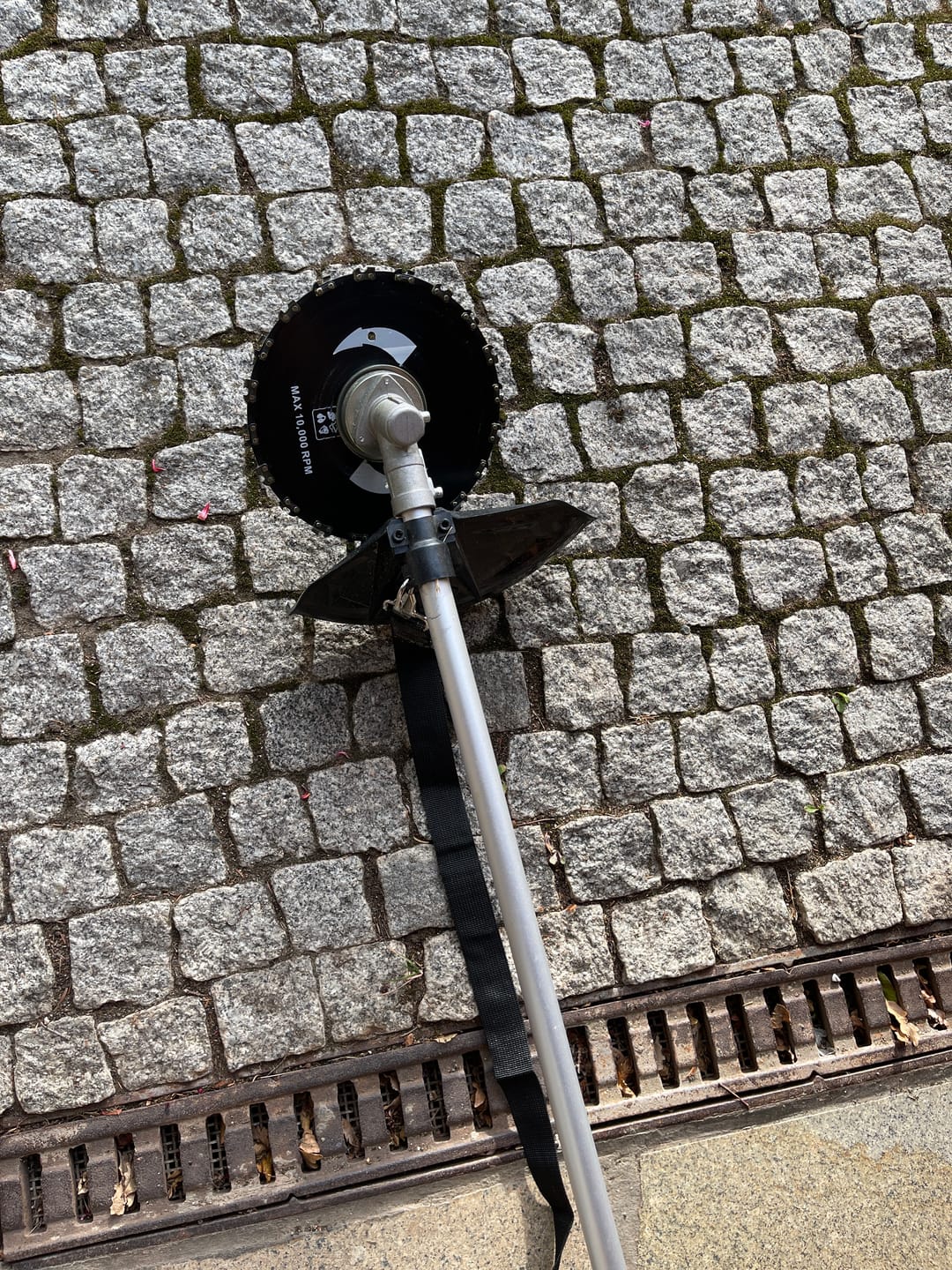 Customer photo review of Akku Freischneider mit bürstenlosem Motor 1380W – Multifunktions Rasentrimmer mit Sägeblatt, Metallmesser und Bürsten, kabellose Motorsense