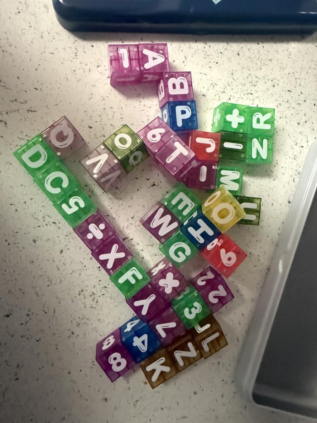 Customer photo review of Magnetische Lernwürfel mit Buchstaben und Zahlen | Lernspielzeug für Buchstaben und Rechnen