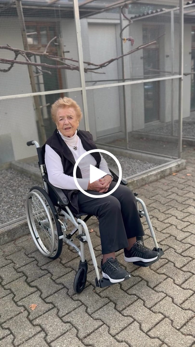 Customer video review of Vida Transportrollstuhl 13″ & 22" Reifen, NUR 10KG - Bischoff & Bischoff