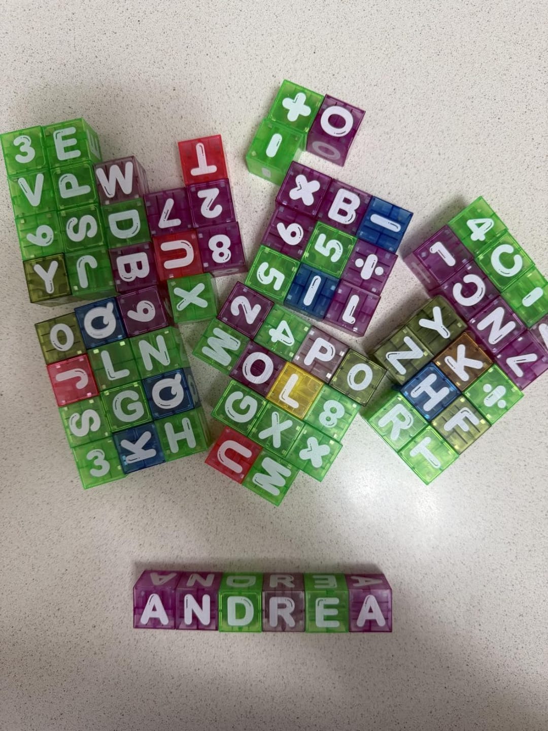 Customer photo review of Magnetische Lernwürfel mit Buchstaben und Zahlen | Lernspielzeug für Buchstaben und Rechnen