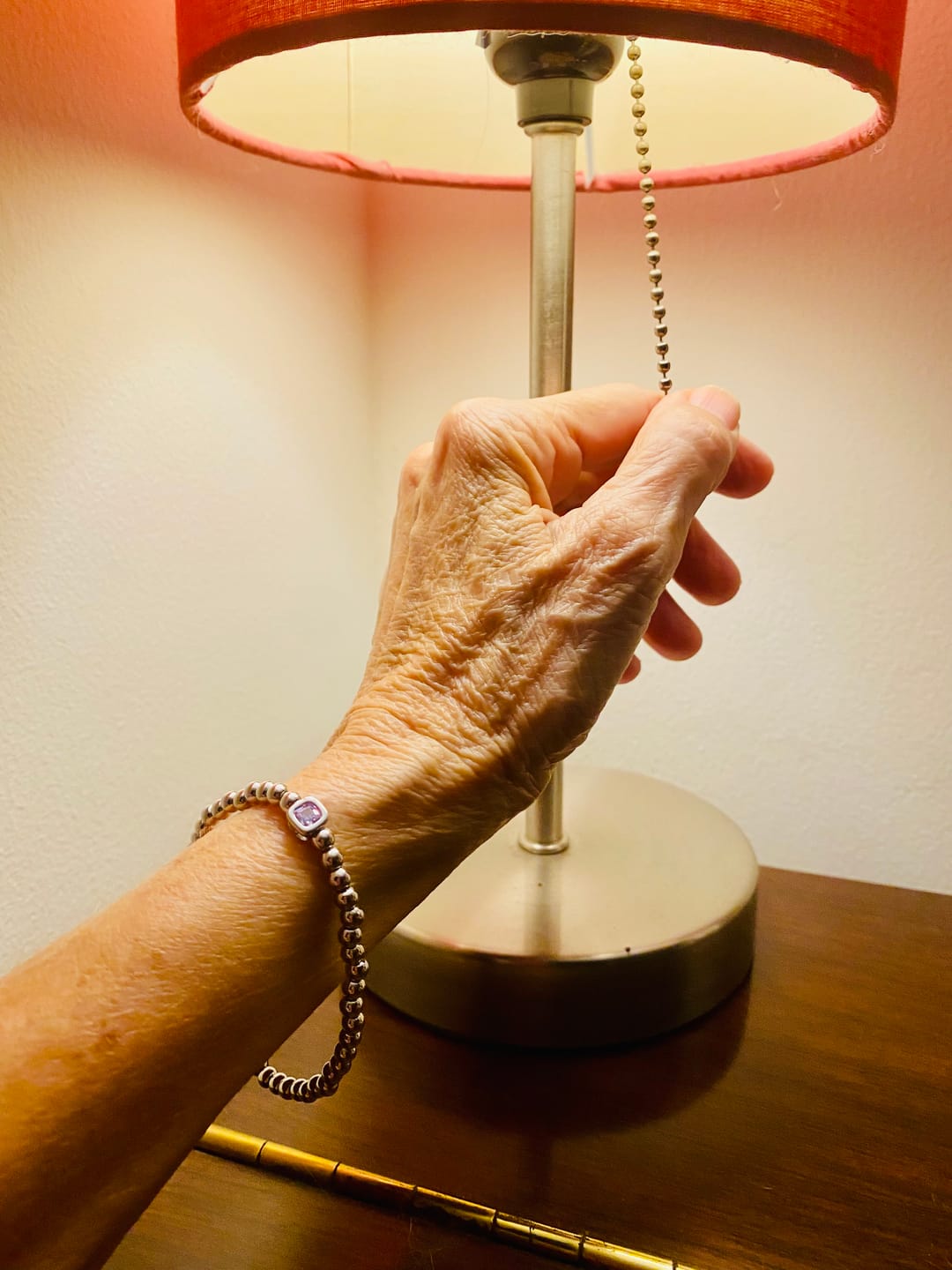 Customer photo review of Pulsera Plateada Bolitas Birthstone Cuadrado