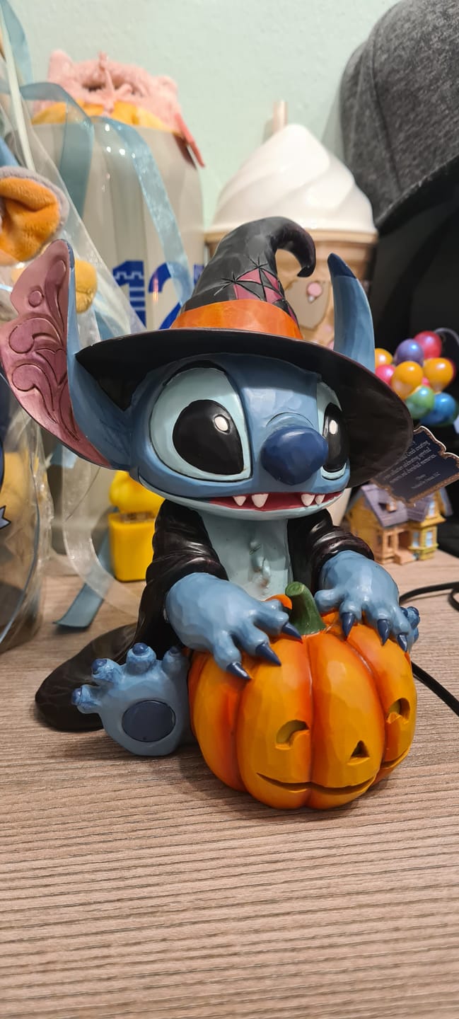 Customer photo review of Disney Stitch als kleine Hexe mit Kürbislaterne