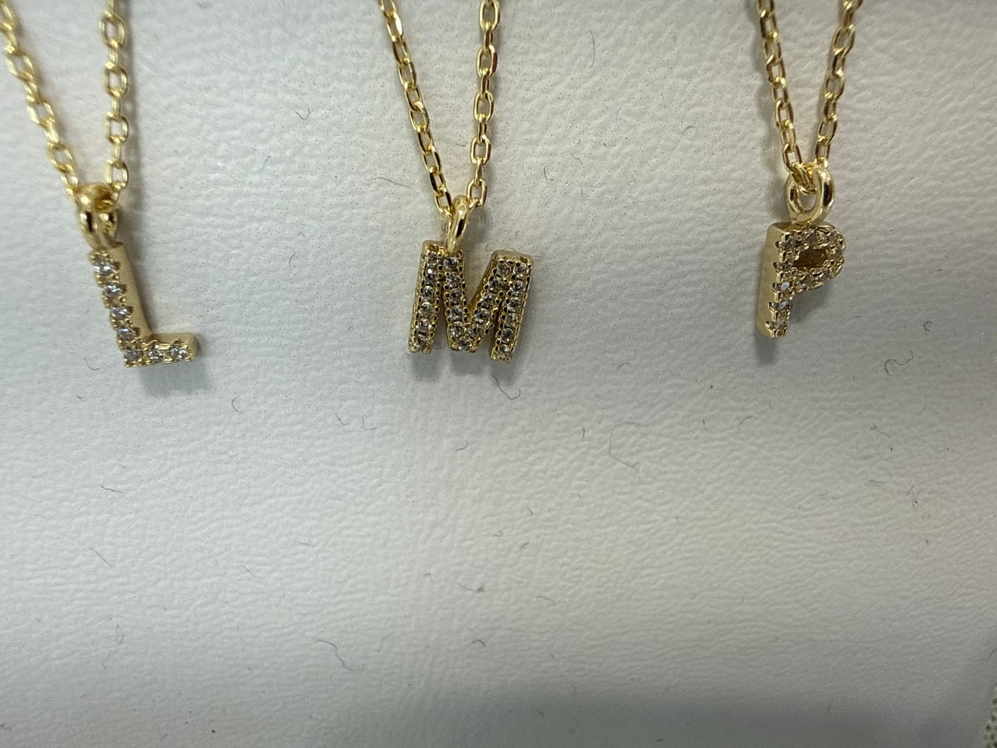 Customer photo review of Collar Dorado Inicial Con Zirconias