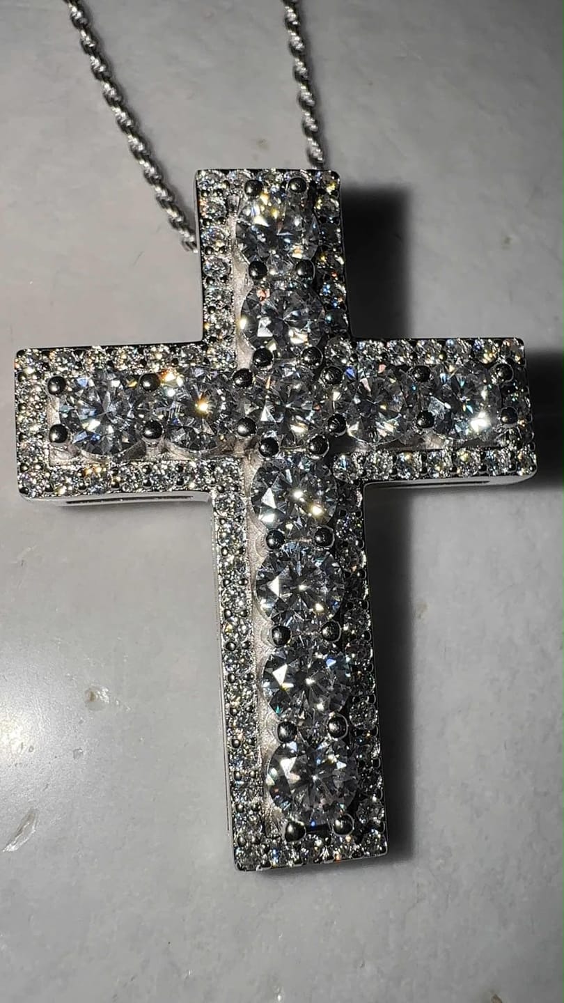 Customer photo review of Dije cruz moissanita
