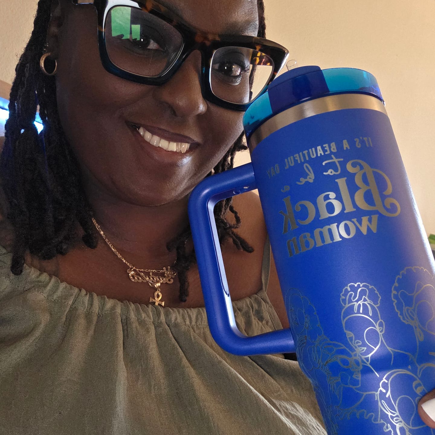 Customer photo review of "Blue Reign (Silver Edition)" 30oz FlowSip™ Insulated Tumbler