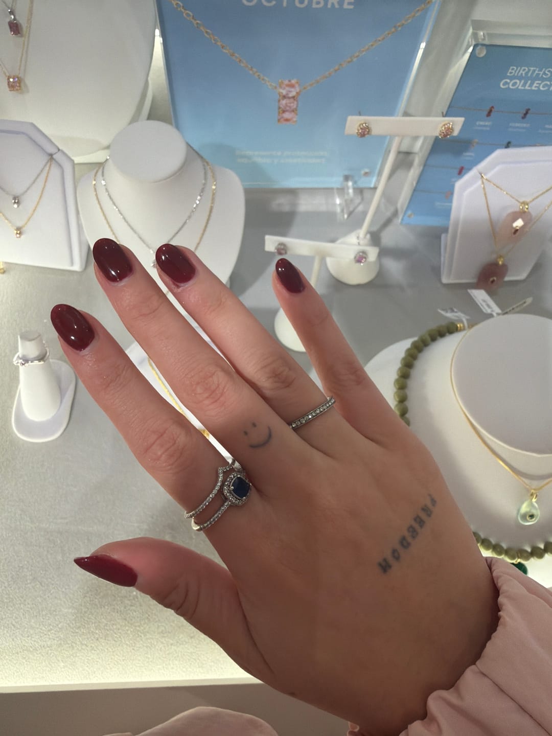 Customer photo review of Anillo Forma V Zirconias y Bolitas