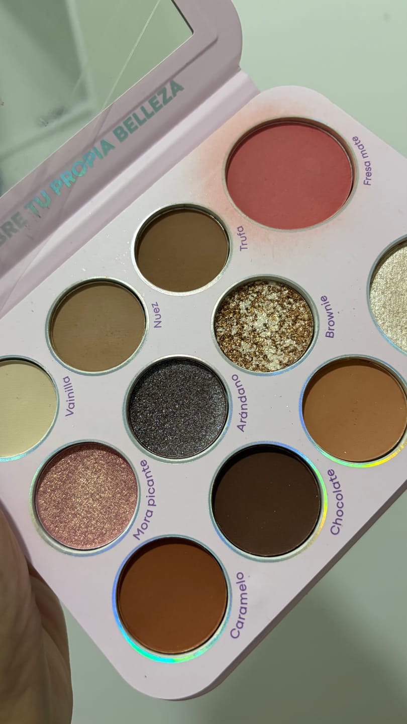 Customer photo review of PALETA DE SOMBRAS TODO EN UNO