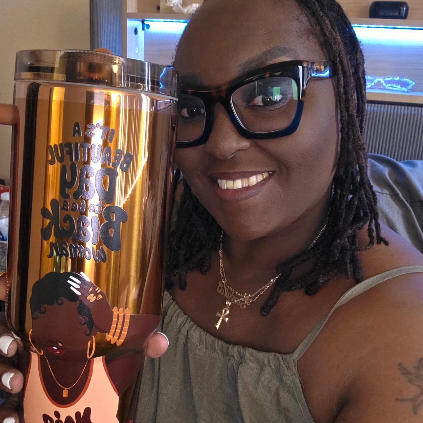 Customer photo review of Limited Edition "Noir" Luxe HydraLock™ Leakproof Tumbler – Cecilia's House x @4everestherr