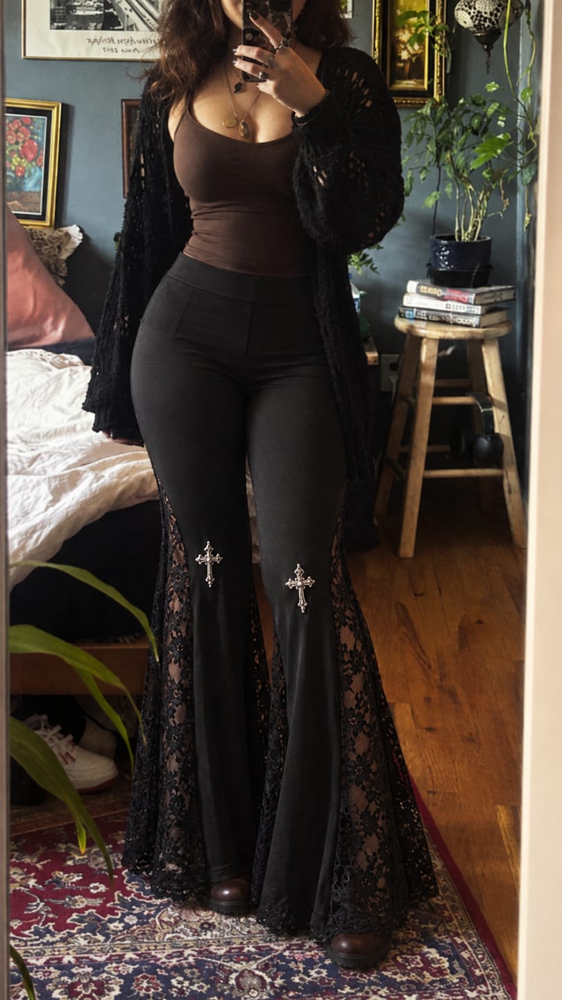 Customer photo review of Pantalón acampanado con encaje y cruces