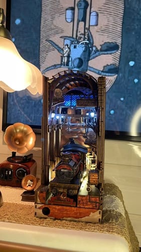 Customer photo review of King's Cross Station Pre-Colored Book Nook | LKWood (Platform 9 3/4 - Hogwarts Express)