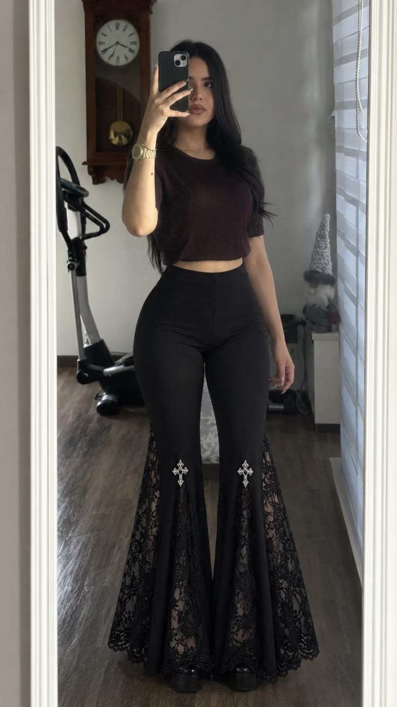 Customer photo review of Pantalón acampanado con encaje y cruces