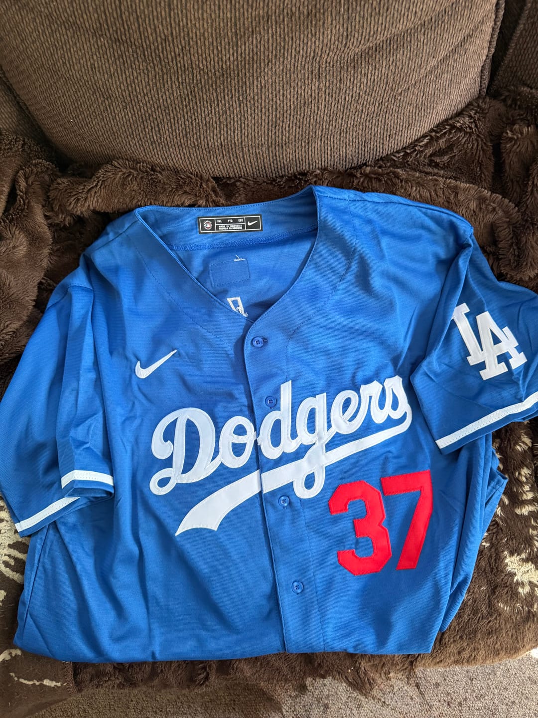 Customer photo review of Men's Los Angeles Dodgers Teoscar Hernandez #37 Royal Limited Player Jersey1