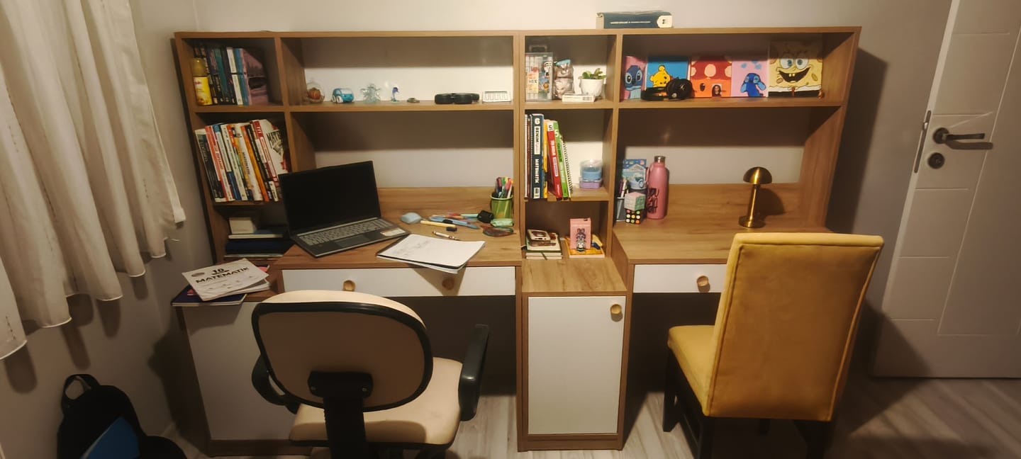 Customer photo review of Rani HA126 Kitaplıklı 4 Raflı  Kapaklı Çekmeceli Çalışma Ofis Bilgisayar Masası Sepet Ceviz - Beyaz