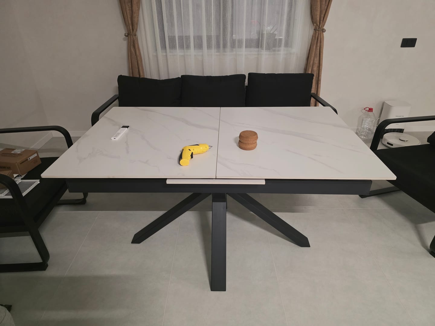 Customer photo review of Masa extensibila PLATAN, alb cu efect de marmura/negru, piatra sinterizata/otel, 140/180x85x76 cm
