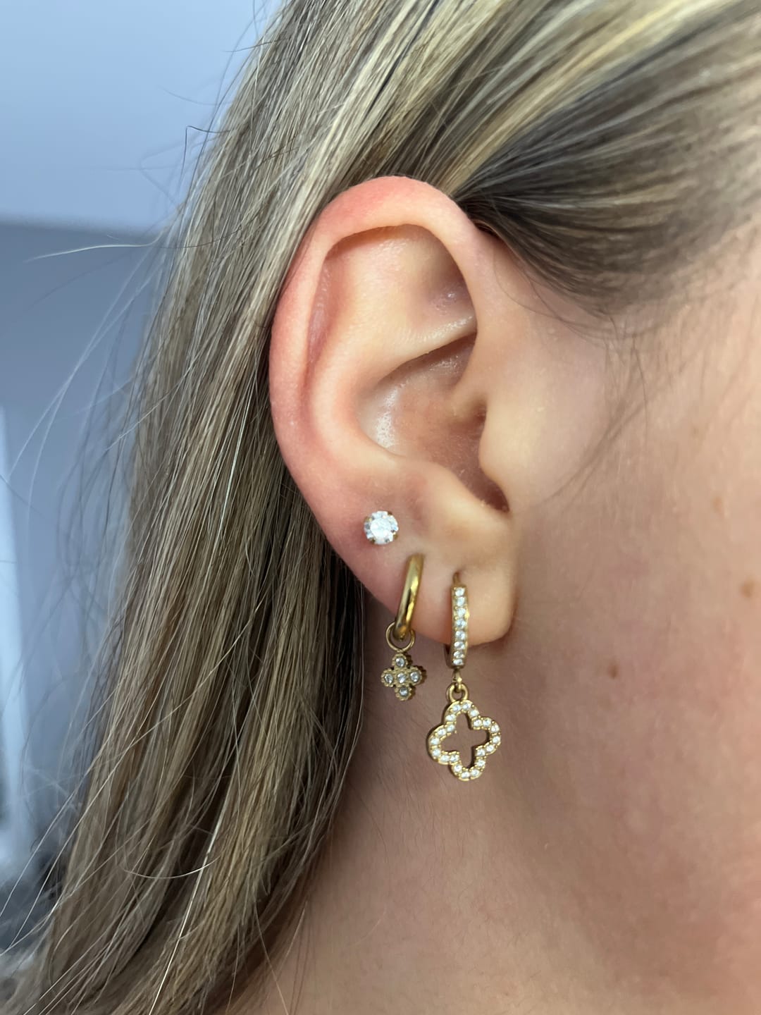 Customer photo review of Pave Lucky Aura Huggie Ohrringe 14K Vergoldet