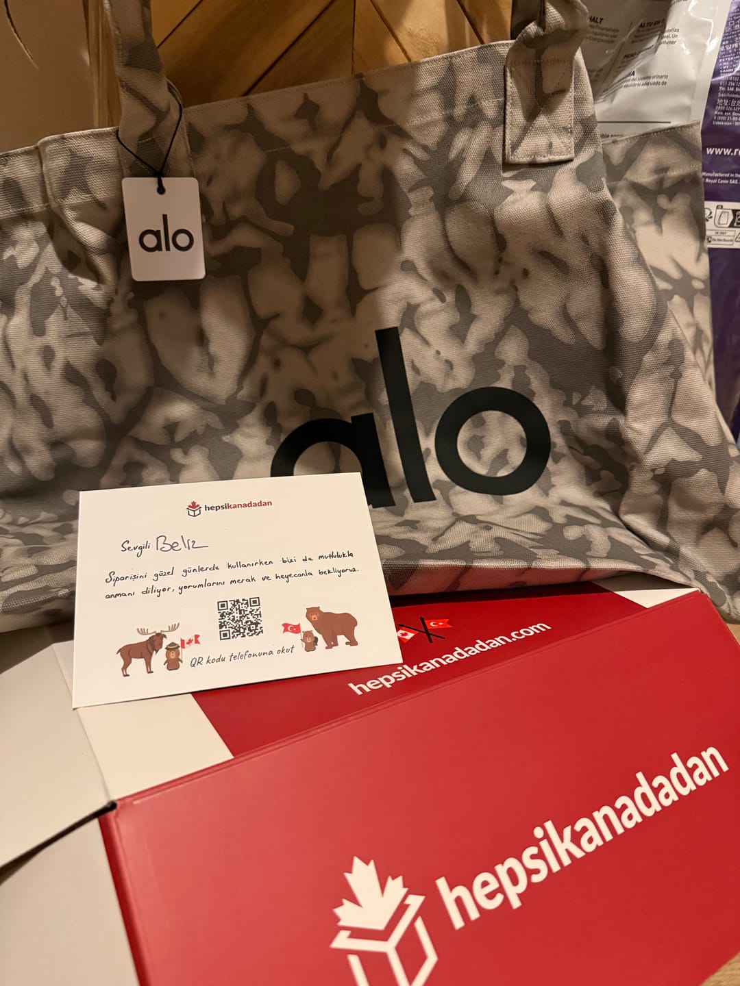 Customer photo review of alo Women's Iconic Shopper Tote - Hemen Kargoda