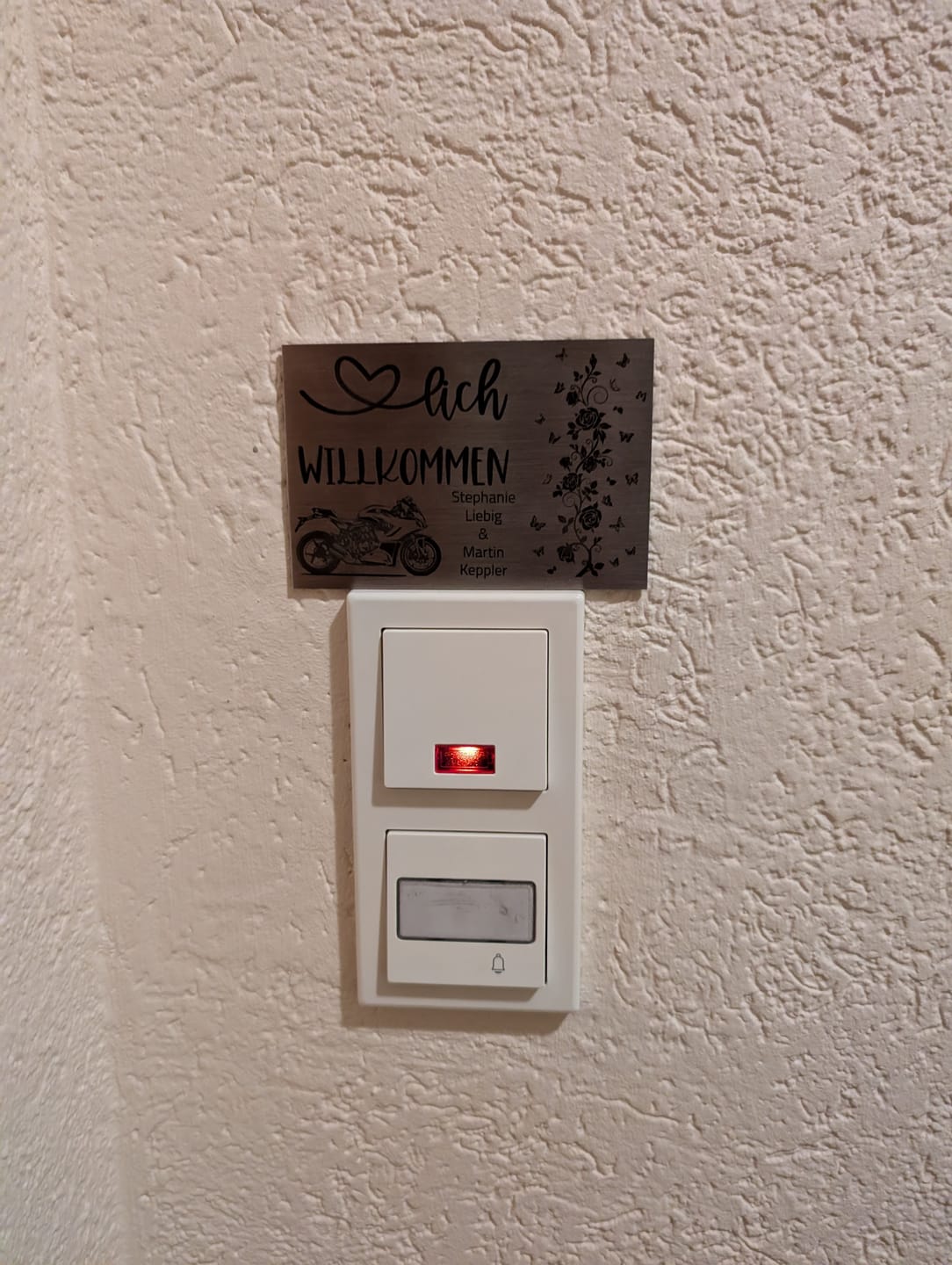 Customer photo review of V2A Edelstahlschild in verschiedenen Größen, individuell personalisierbar.