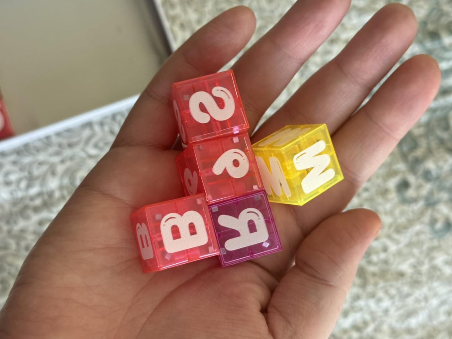 Customer photo review of Magnetische Lernwürfel mit Buchstaben und Zahlen | Lernspielzeug für Buchstaben und Rechnen