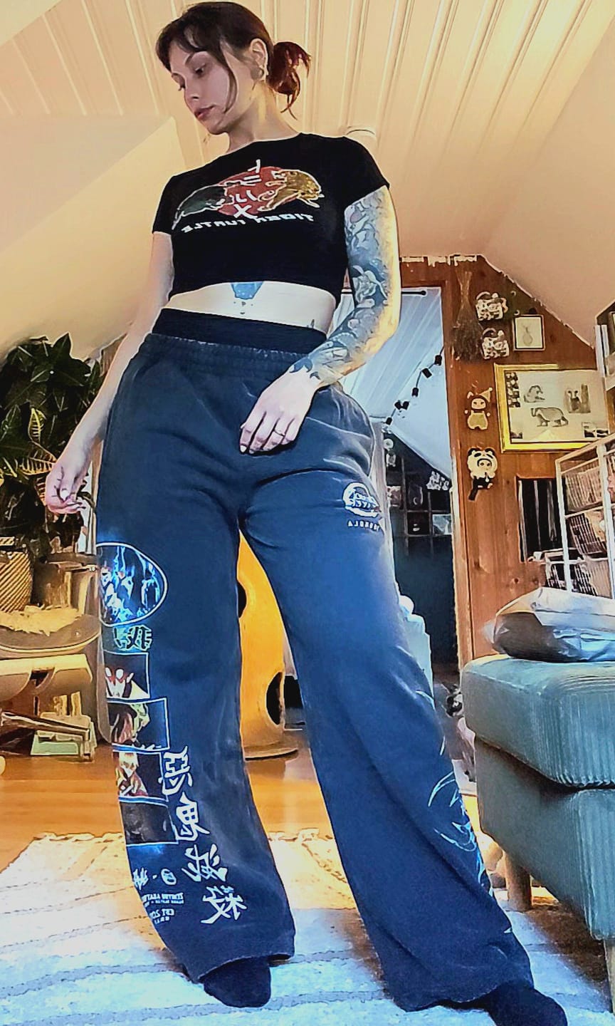 Customer photo review of 2153 - Demon Slayer: Kimetsu no Yaiba - Sweats