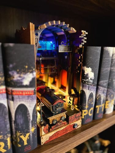 Customer photo review of King's Cross Station Pre-Colored Book Nook | LKWood (Platform 9 3/4 - Hogwarts Express)