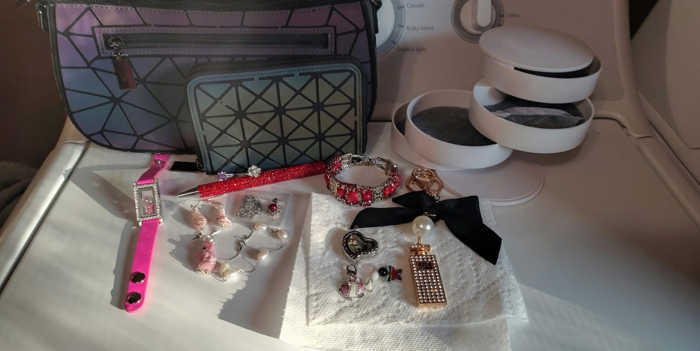 Customer photo review of Mystery Reveal - Rotating Tower Case with 925 Jewelry Oysters Fizzers and More